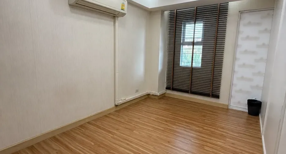 For sale and for rent office in Yan Nawa, Bangkok