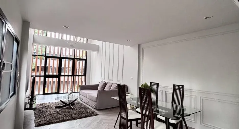 Casa adosada en alquiler de 3 habitaciones en Watthana, Bangkok