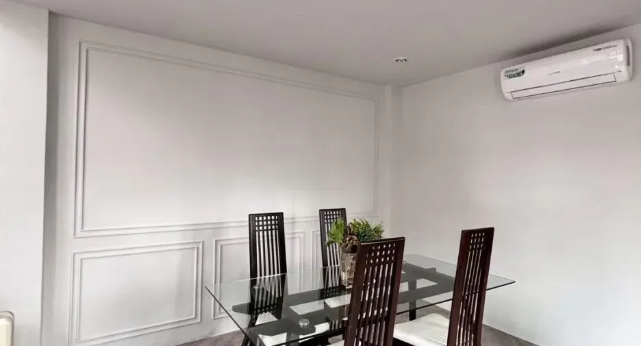 Casa adosada en alquiler de 3 habitaciones en Watthana, Bangkok