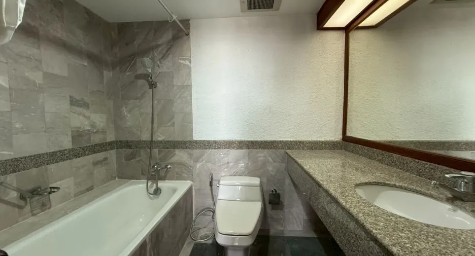 For rent 2 bedrooms condo in Khlong Toei, Bangkok