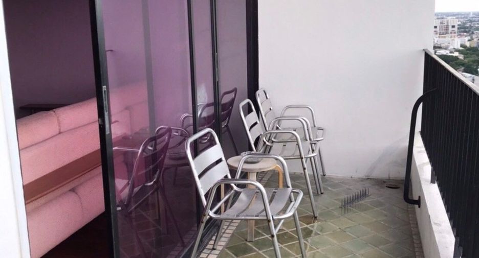 For rent 1 bed condo in Watthana, Bangkok