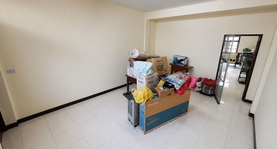 For sale 3 bedrooms retail Space in Phra Khanong, Bangkok