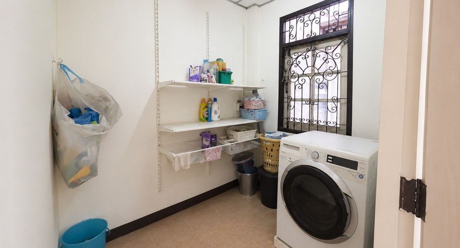 For sale 3 bedrooms retail Space in Phra Khanong, Bangkok