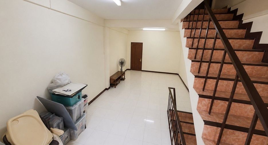 For sale 3 bedrooms retail Space in Phra Khanong, Bangkok