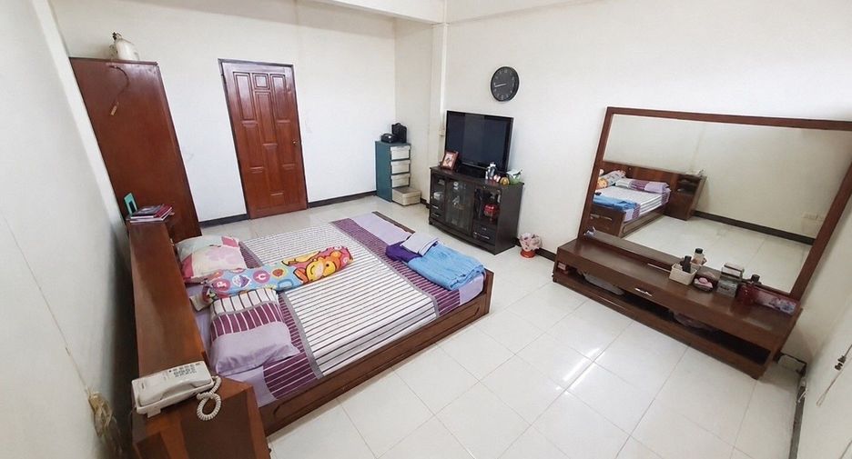 For sale 3 bedrooms retail Space in Phra Khanong, Bangkok