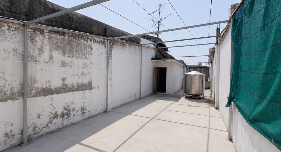 For sale 3 bedrooms retail Space in Phra Khanong, Bangkok