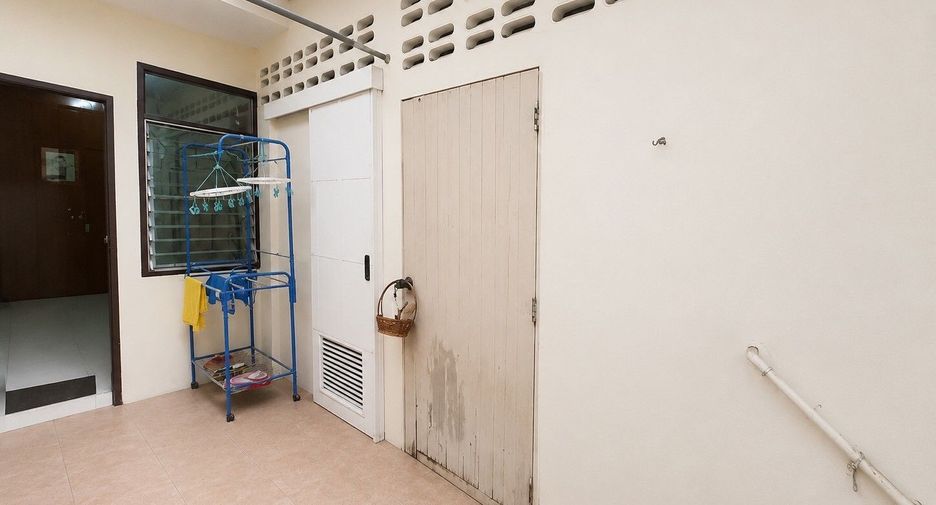 For sale 3 bedrooms retail Space in Phra Khanong, Bangkok