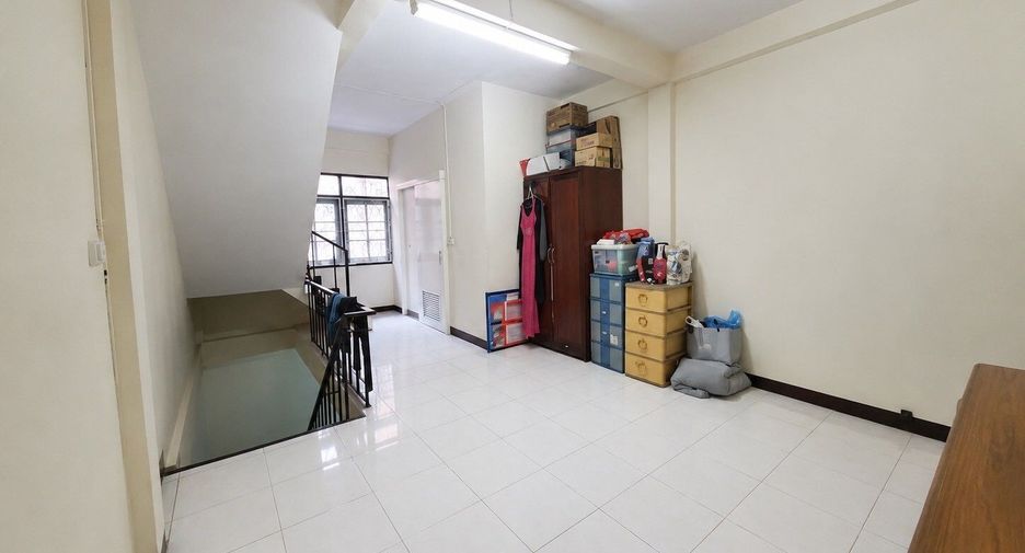 For sale 3 bedrooms retail Space in Phra Khanong, Bangkok