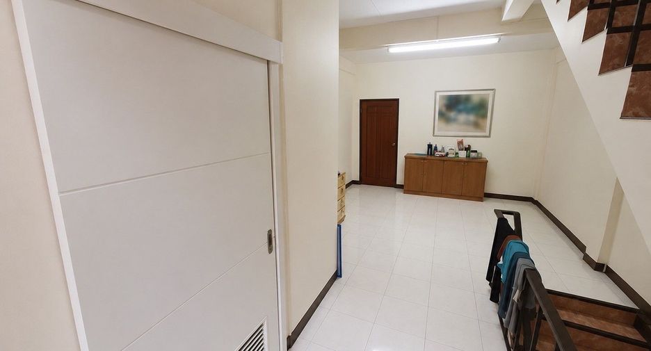 For sale 3 bedrooms retail Space in Phra Khanong, Bangkok