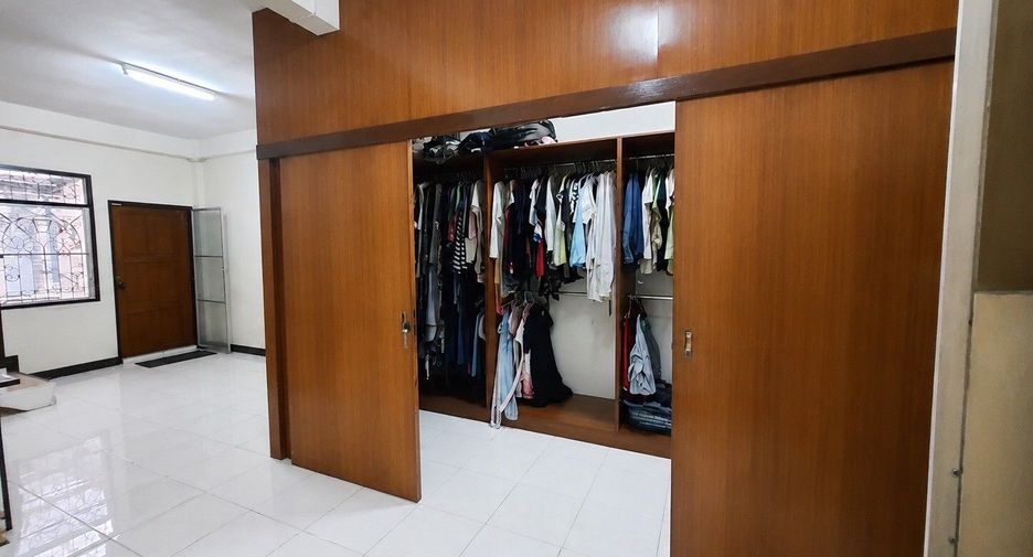 For sale 3 bedrooms retail Space in Phra Khanong, Bangkok
