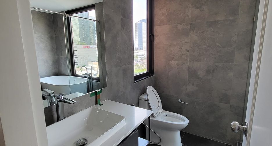 For rent 2 bedrooms condo in Watthana, Bangkok
