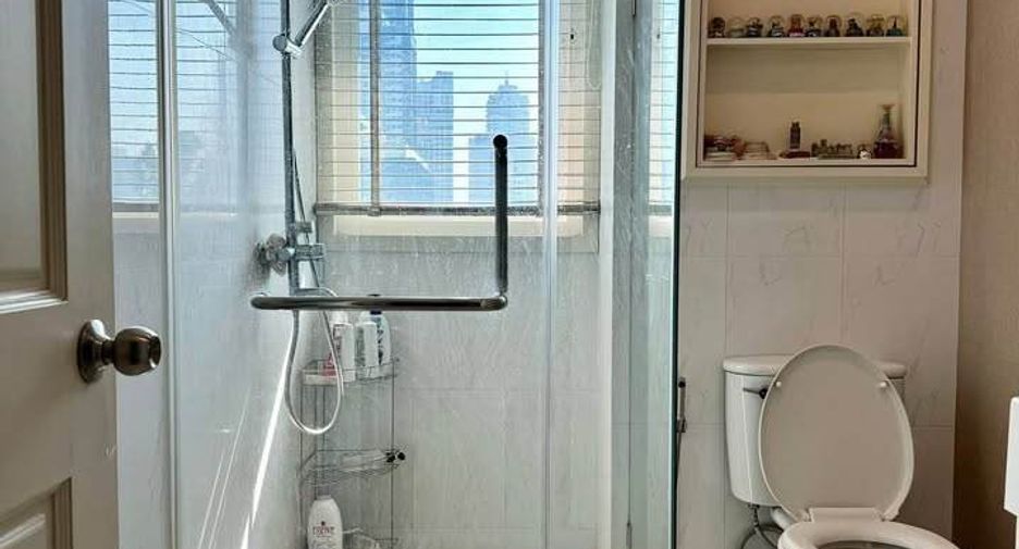 For rent 2 bedrooms condo in Watthana, Bangkok