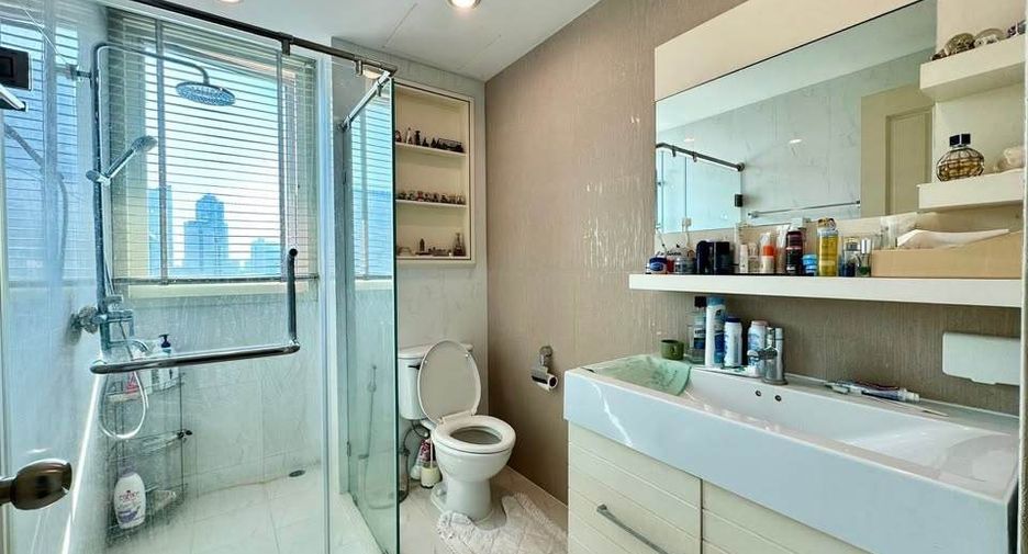 For rent 2 bedrooms condo in Watthana, Bangkok