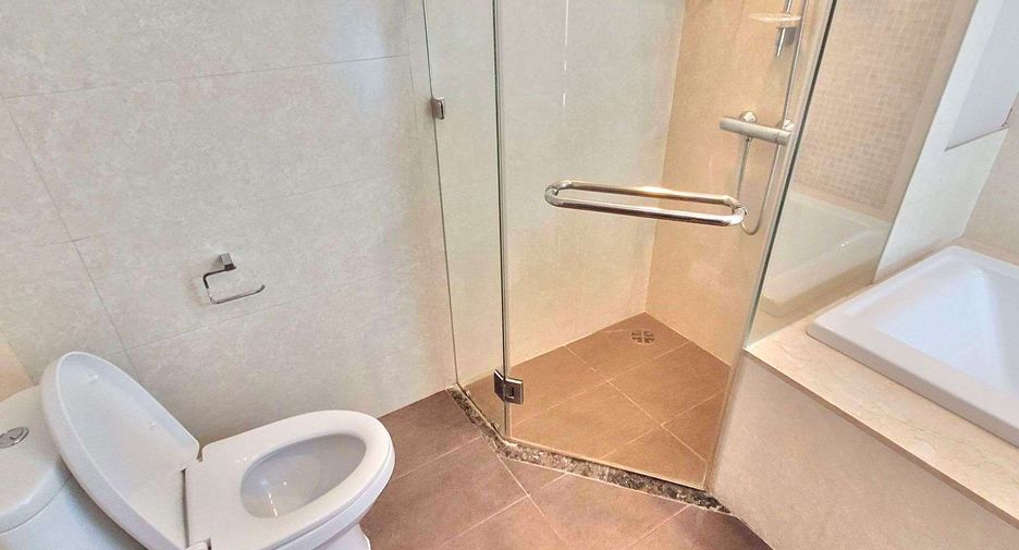 For rent 3 bedrooms condo in Khlong Toei, Bangkok