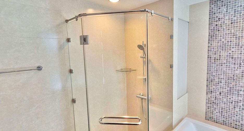 For rent 3 bedrooms condo in Khlong Toei, Bangkok