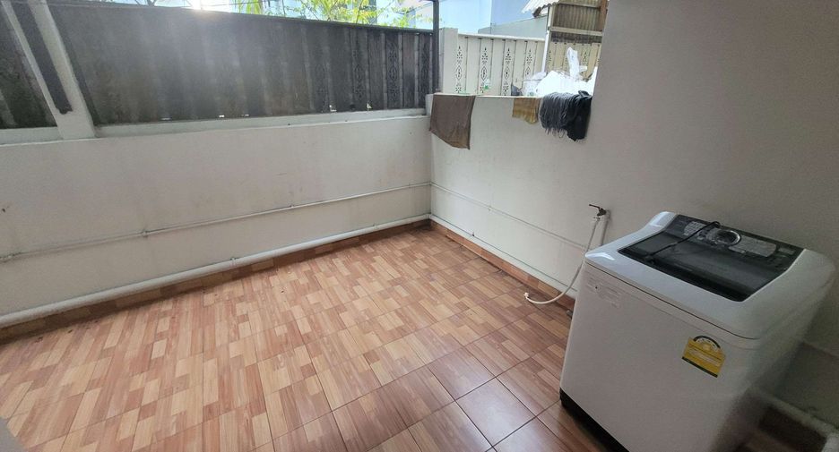 For rent 4 bedrooms townhouse in Khlong Toei, Bangkok