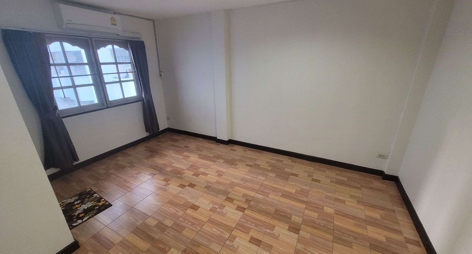 For rent 4 bedrooms townhouse in Khlong Toei, Bangkok
