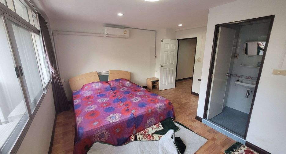 For rent 4 bedrooms townhouse in Khlong Toei, Bangkok