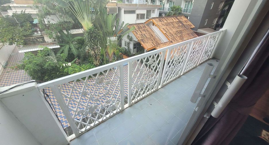 For rent 4 bedrooms townhouse in Khlong Toei, Bangkok