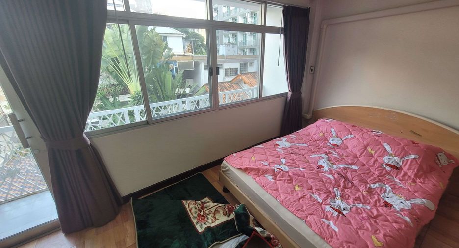 For rent 4 bedrooms townhouse in Khlong Toei, Bangkok