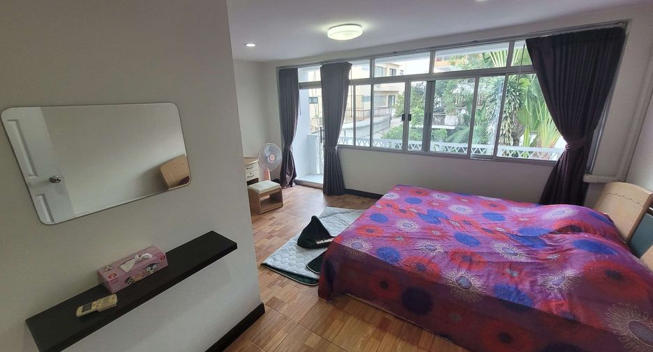 For rent 4 bedrooms townhouse in Khlong Toei, Bangkok