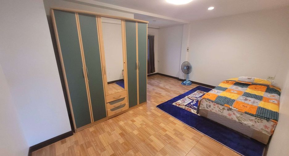 For rent 4 bedrooms townhouse in Khlong Toei, Bangkok