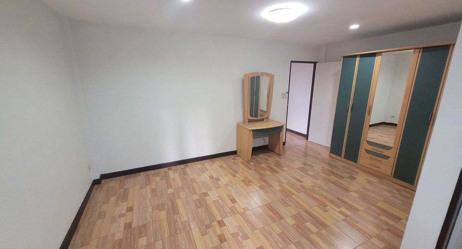 For rent 4 bedrooms townhouse in Khlong Toei, Bangkok