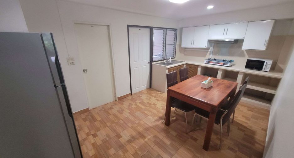 For rent 4 bedrooms townhouse in Khlong Toei, Bangkok