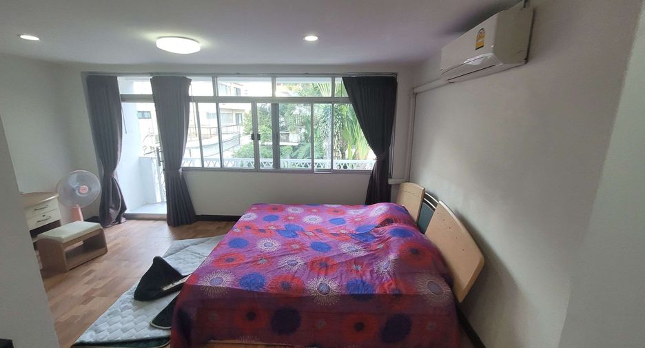 For rent 4 bedrooms townhouse in Khlong Toei, Bangkok