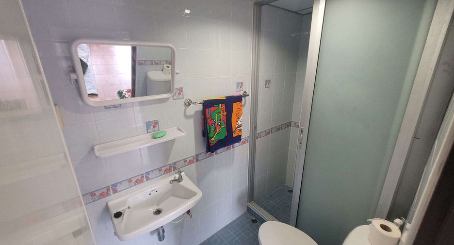 For rent 4 bedrooms townhouse in Khlong Toei, Bangkok