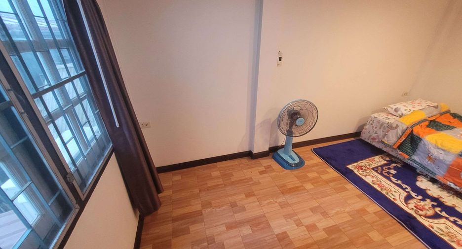For rent 4 bedrooms townhouse in Khlong Toei, Bangkok