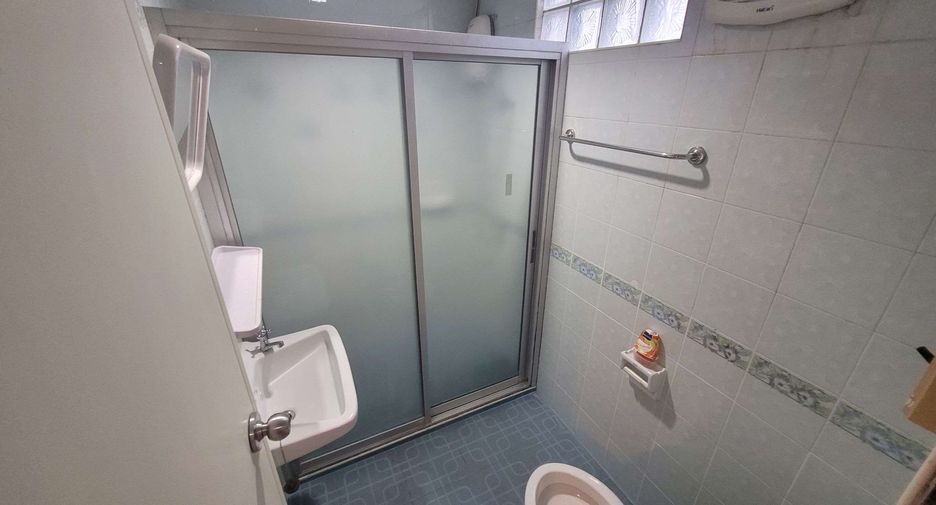 For rent 4 bedrooms townhouse in Khlong Toei, Bangkok