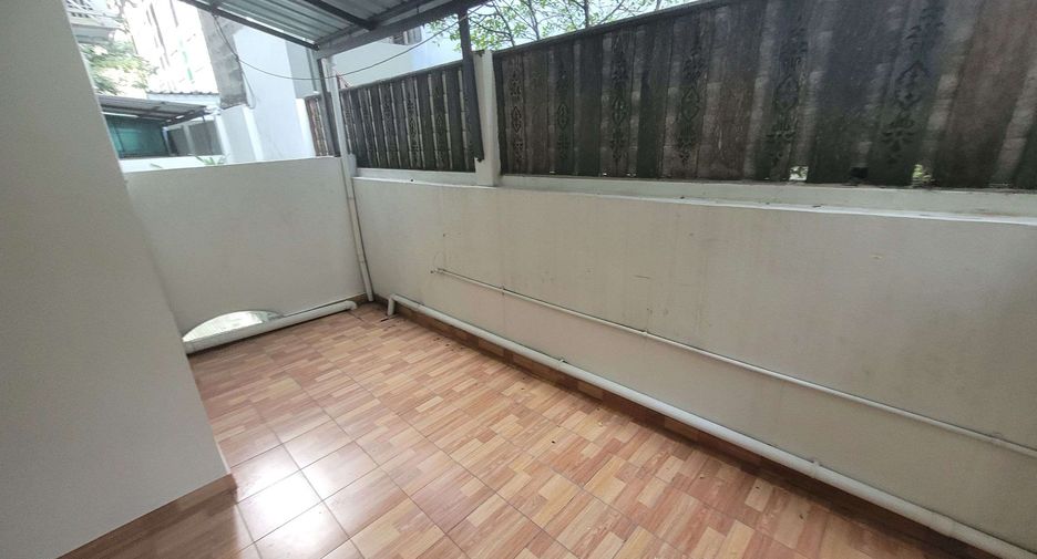 For rent 4 bedrooms townhouse in Khlong Toei, Bangkok