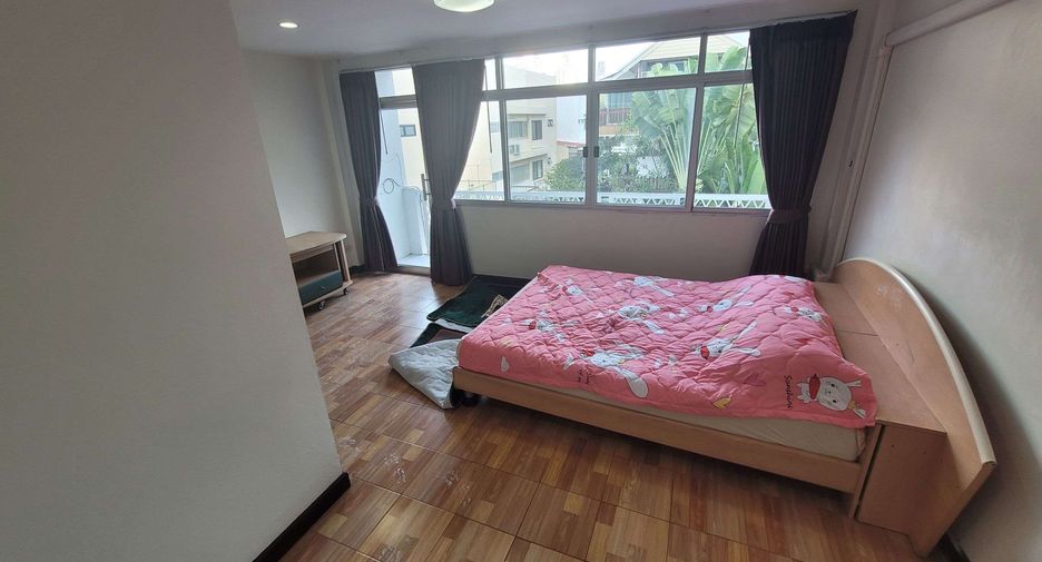 For rent 4 bedrooms townhouse in Khlong Toei, Bangkok