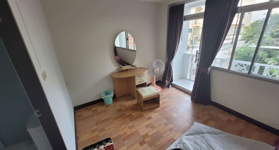For rent 4 bedrooms townhouse in Khlong Toei, Bangkok