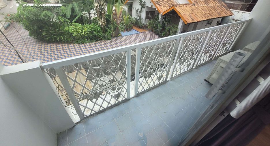 For rent 4 bedrooms townhouse in Khlong Toei, Bangkok