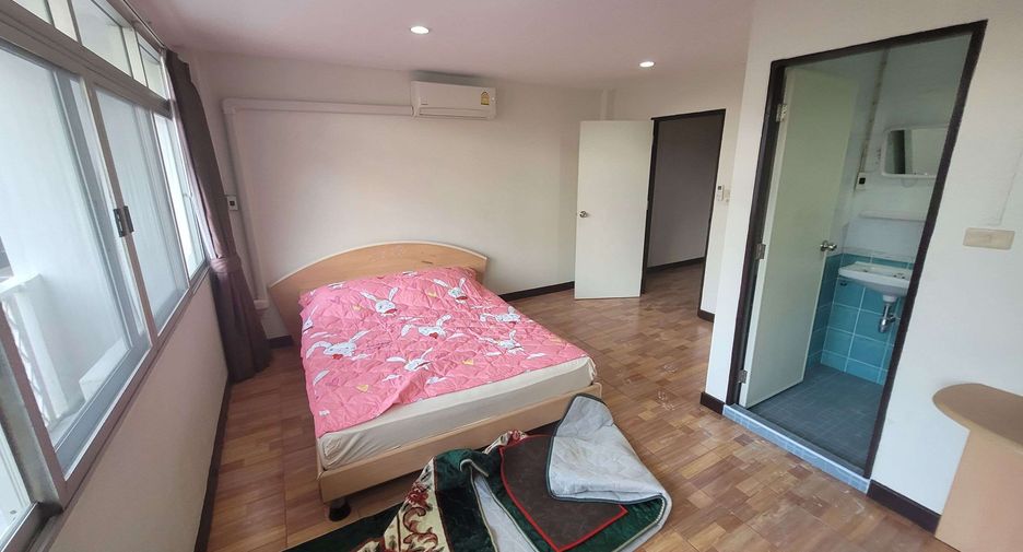 For rent 4 bedrooms townhouse in Khlong Toei, Bangkok