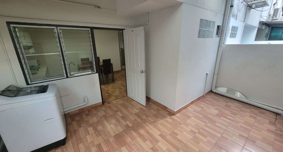 For rent 4 bedrooms townhouse in Khlong Toei, Bangkok