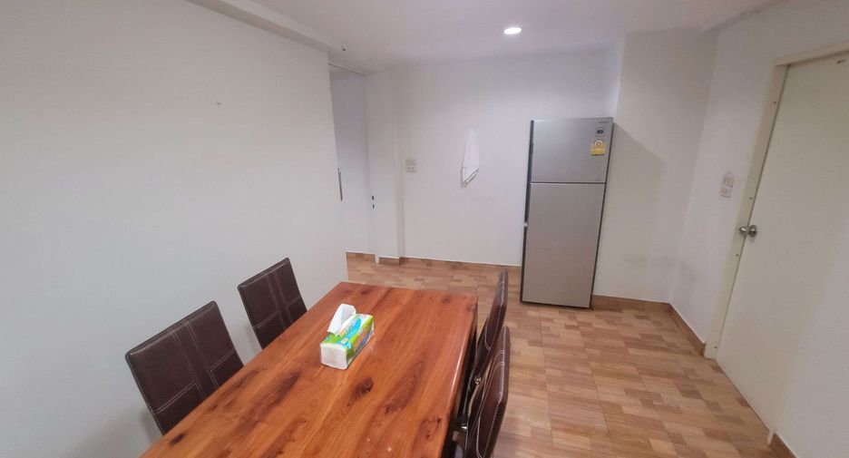 For rent 4 bedrooms townhouse in Khlong Toei, Bangkok