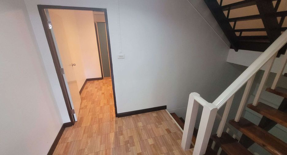 For rent 4 bedrooms townhouse in Khlong Toei, Bangkok