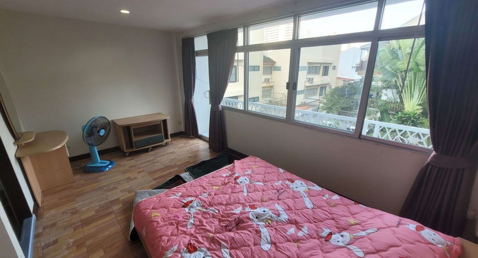 For rent 4 bedrooms townhouse in Khlong Toei, Bangkok