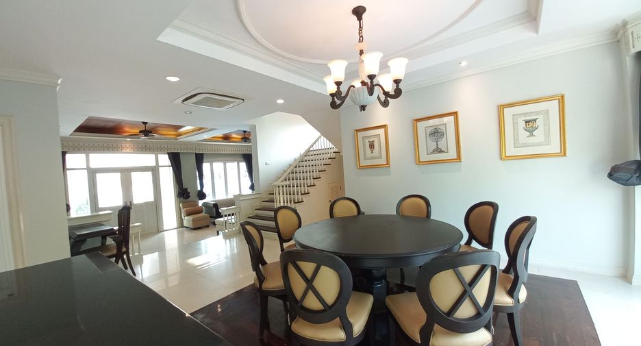 For rent 4 bedrooms house in Phra Khanong, Bangkok