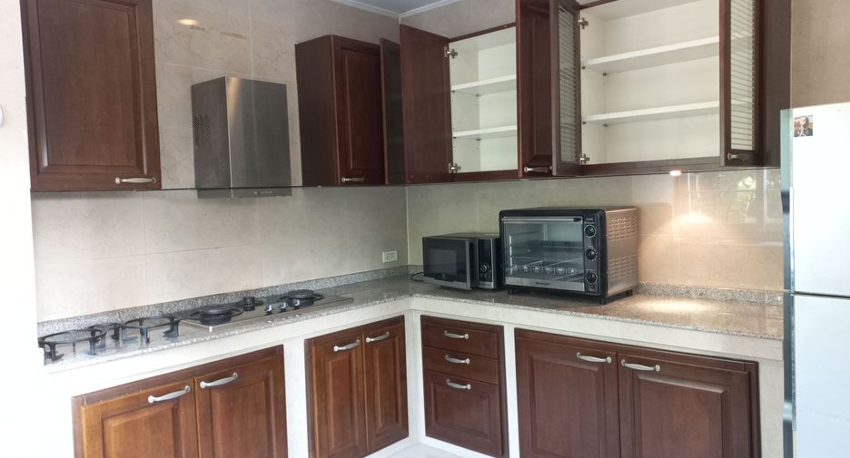 For rent 4 bedrooms house in Phra Khanong, Bangkok