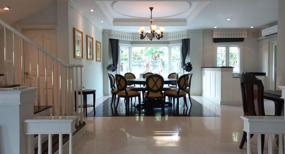 For rent 4 bedrooms house in Phra Khanong, Bangkok