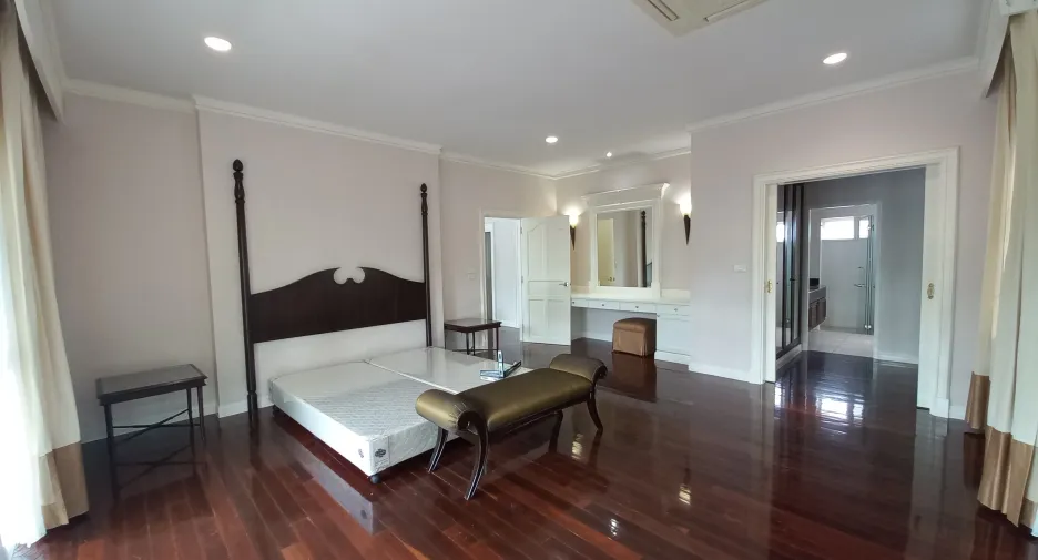 For rent 4 bedrooms house in Phra Khanong, Bangkok