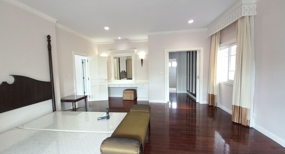 For rent 4 bedrooms house in Phra Khanong, Bangkok