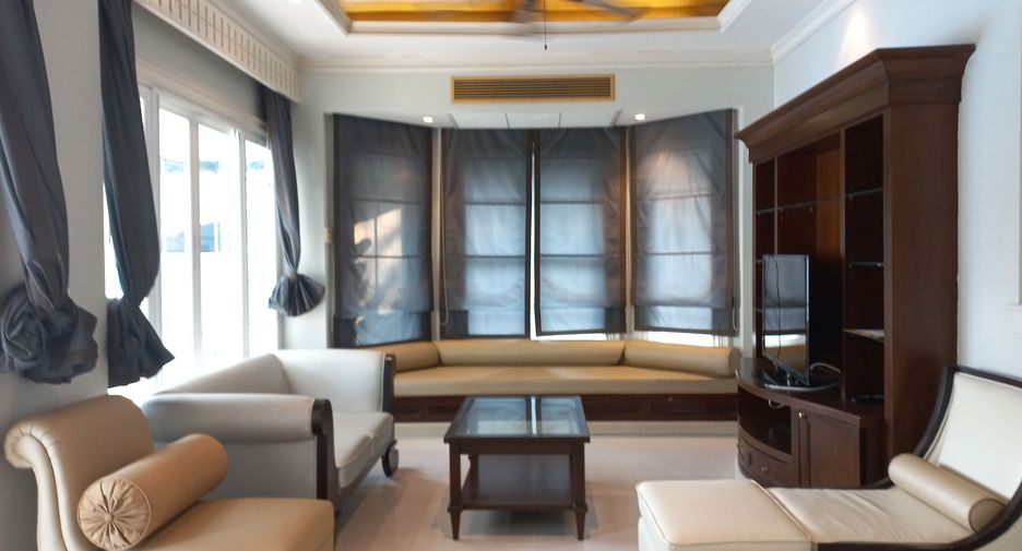 For rent 4 bedrooms house in Phra Khanong, Bangkok