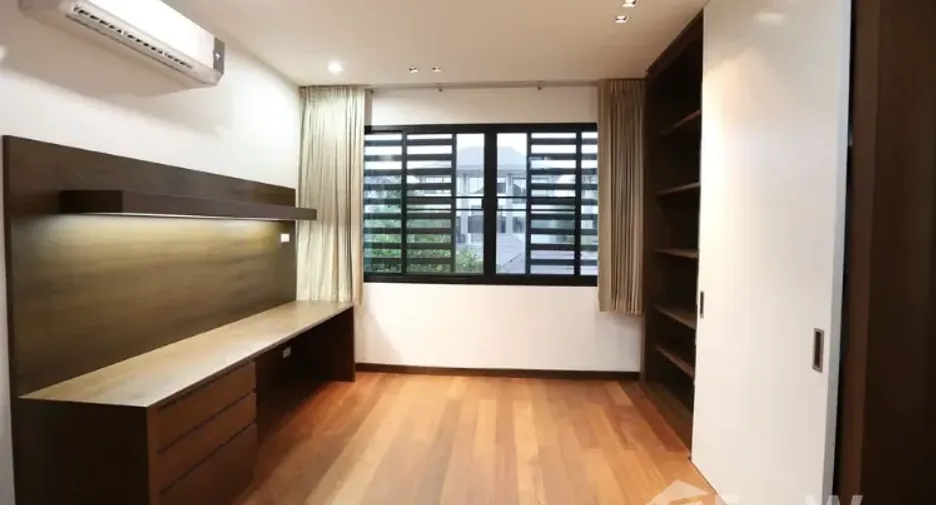 For rent 3 bedrooms house in Watthana, Bangkok