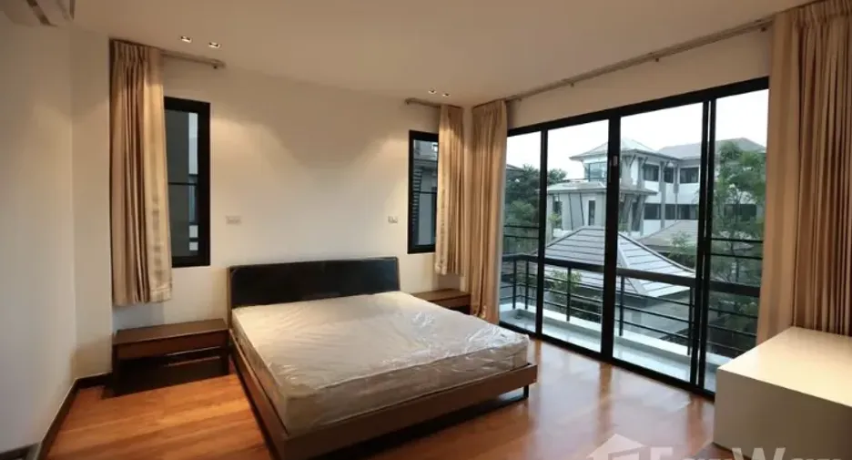 For rent 3 bedrooms house in Watthana, Bangkok