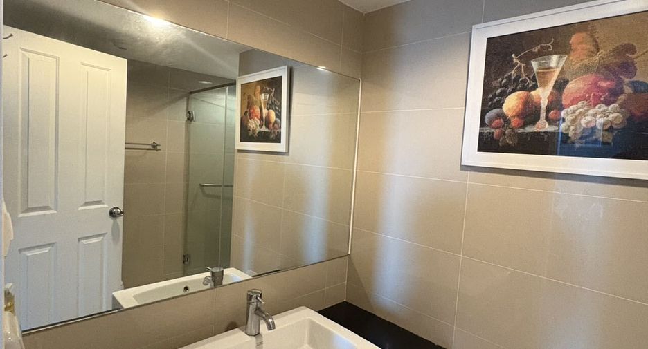 For rent 3 bedrooms condo in Huai Khwang, Bangkok